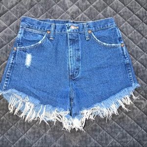 Wrangler Women High Rise Cut Off Hem Short Size 30 equivalent to a 27 logo    L